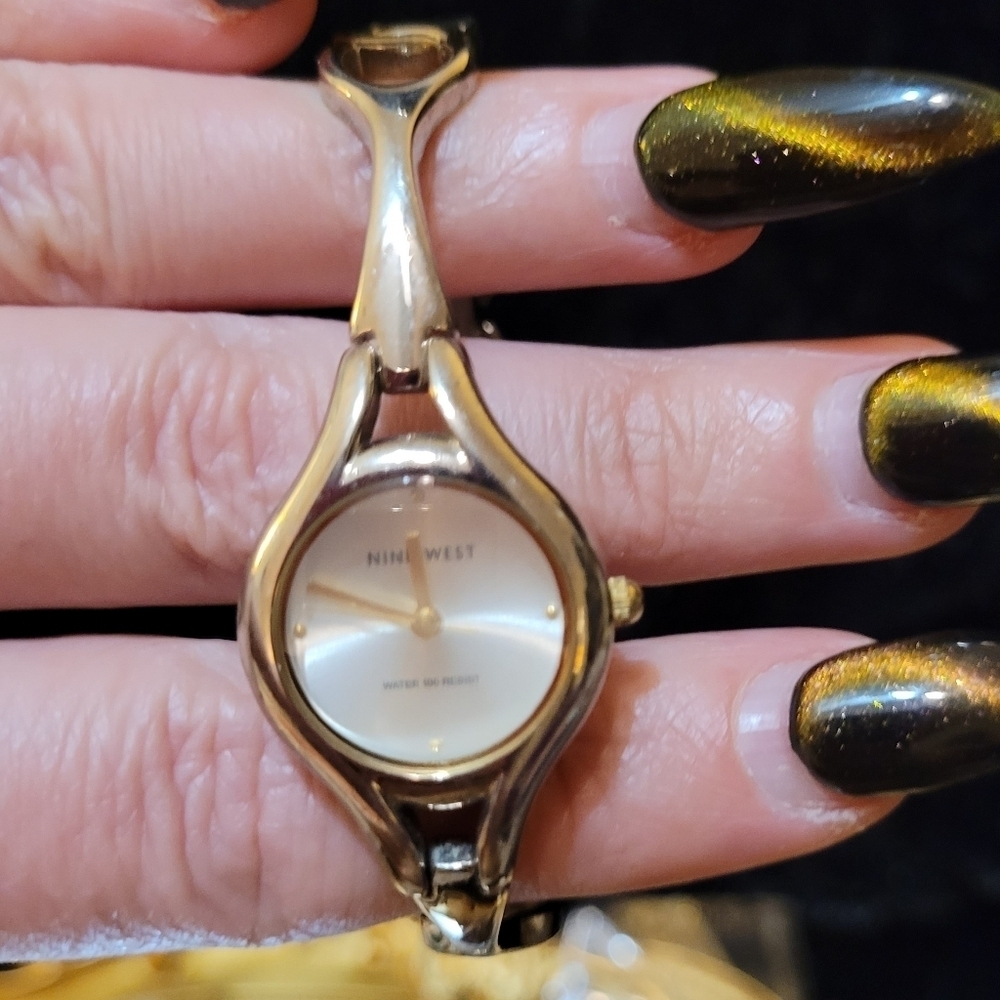 VINTAGE NINE WEST SILVER WATER PROOF LADIES WATCH - Picture 9 of 14